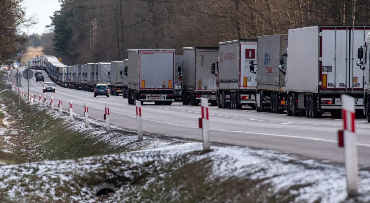Ogromne kolejki tirów do przejść granicznych z Białorusią. Kierowcy muszą czekać ponad 30 godzin