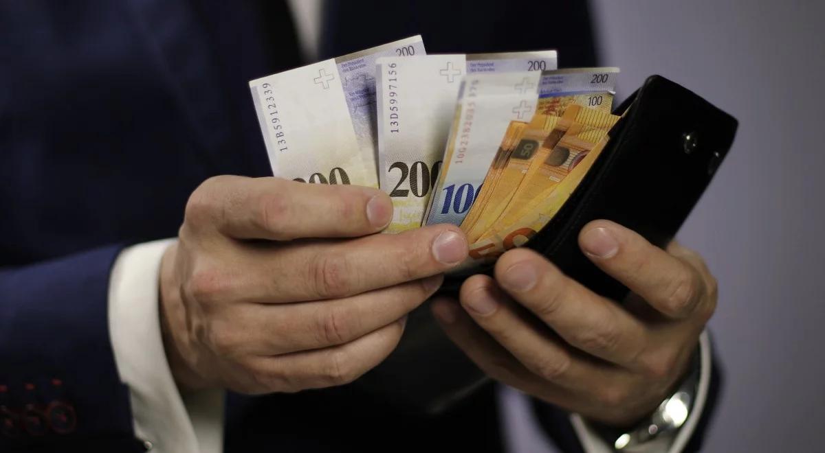 Frank tanieje. Jak wpłynie to na kredyty w tej walucie i ich oprocentowanie?  