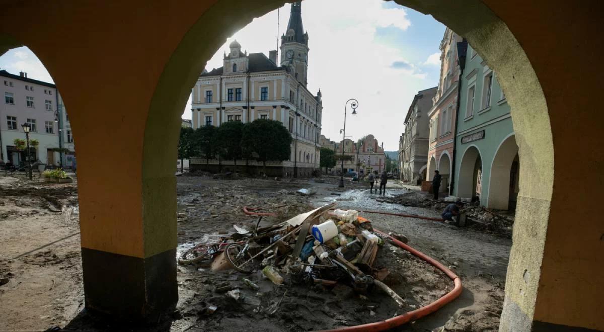 Oława czeka na kulminacyjną falę, Lądek-Zdrój wraca do życia. "Raport powodziowy"