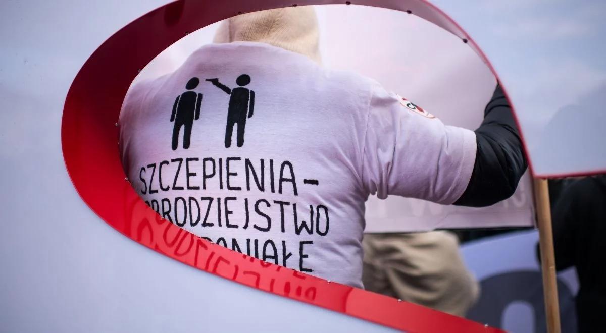 Groził i znieważał posłów na protestach antycovidowców. Wojciech O. usłyszał zarzuty