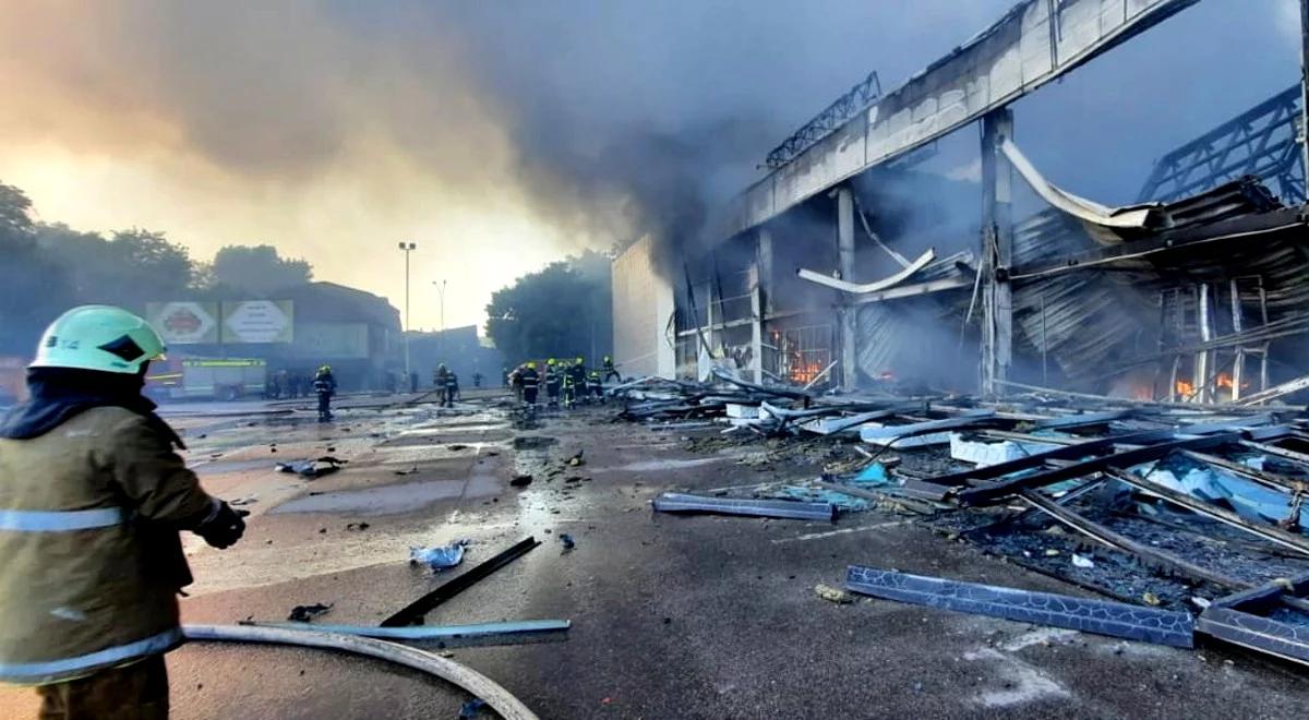 Rakiety spadły na centrum handlowe. W środku było ponad tysiąc osób. Przydacz: to barbarzyński akt terroru