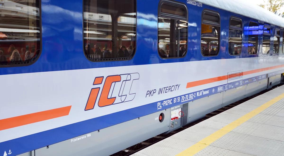 Podróż pociągiem z dystansem do innych pasażerów. Zobacz wytyczne