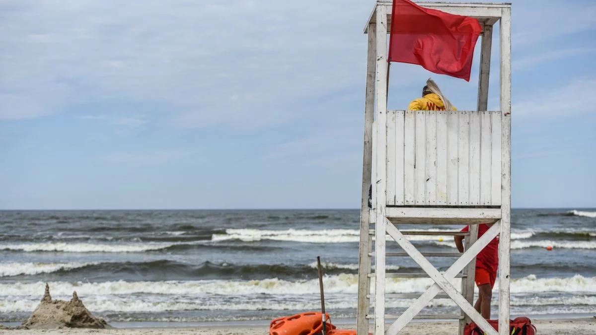 Niebezpiecznie nad Bałtykiem. Czerwone flagi na wielu kąpieliskach