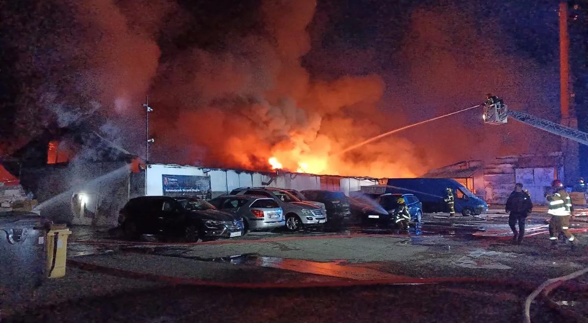 Pożar w Kobylnicy niedaleko Poznania. Cała hala stanęła w ogniu