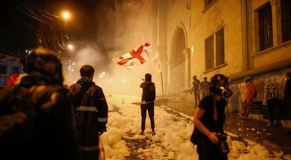 Protesty w Gruzji. Na demonstrantów napadli prowokatorzy, policja wtedy się ulotniła