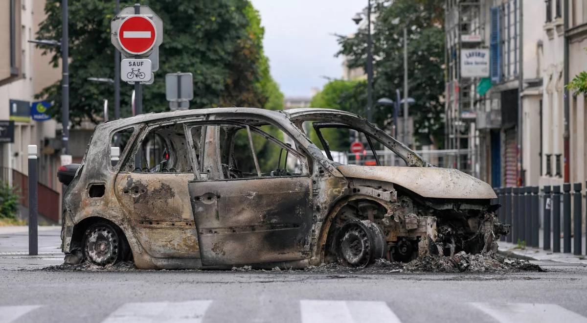 "Spokojny" Dzień Bastylii we Francji. Spłonęło "tylko" 255 samochodów, rok temu było ich 423