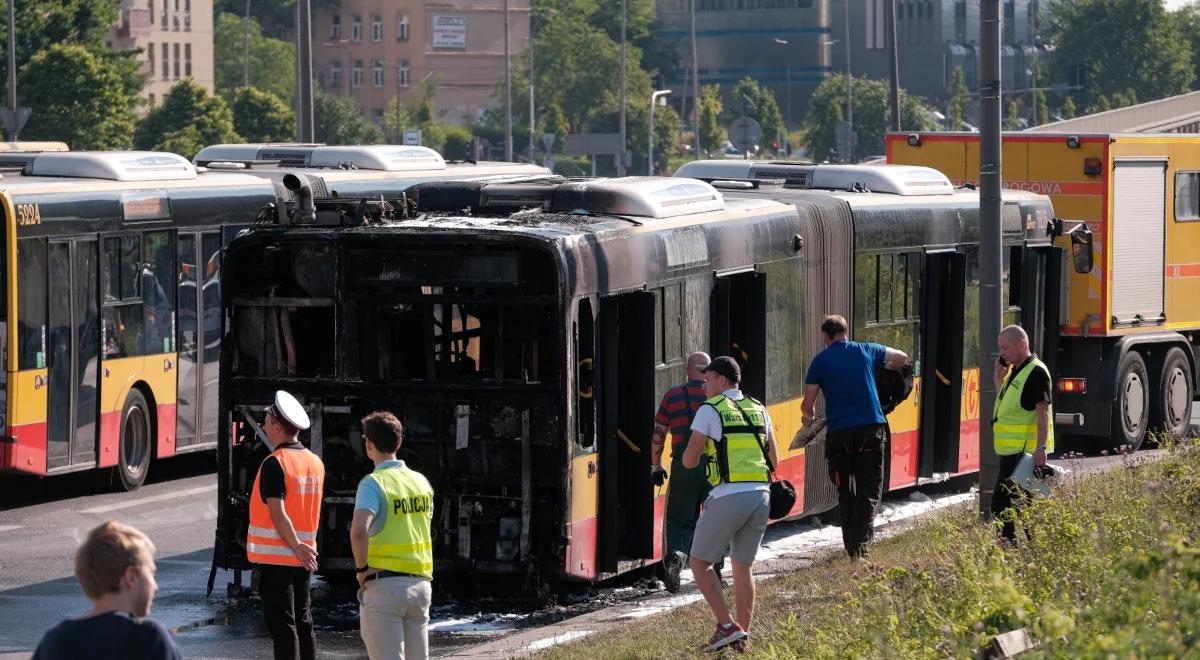 Warszawa: autobus stanął w płomieniach. Zamknięto jedną z głównych ulic