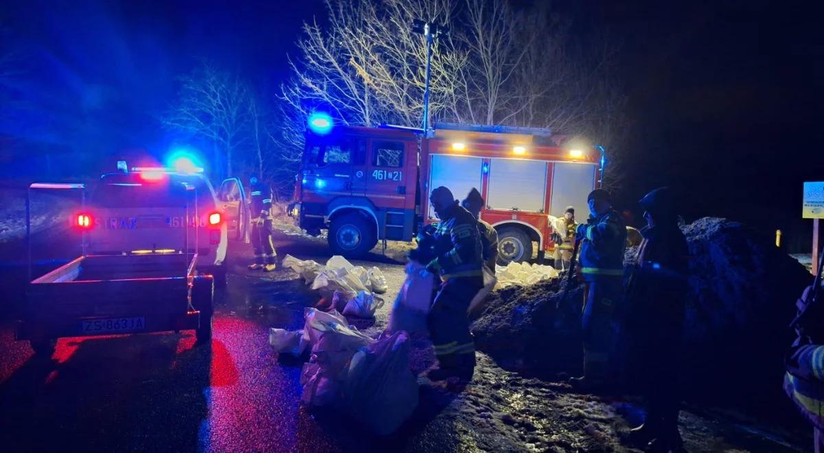 Cofka odcięła ich od świata. Mieszkańcom wyspy pomagają strażacy