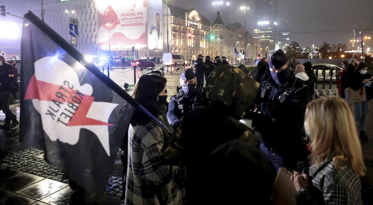 Piątkowe strajki w Warszawie. Były zatrzymania policji, posypały się mandaty