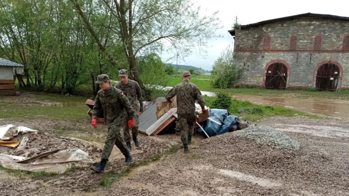 Nawałnice nad Polską. Szef MON podwyższył gotowość WOT