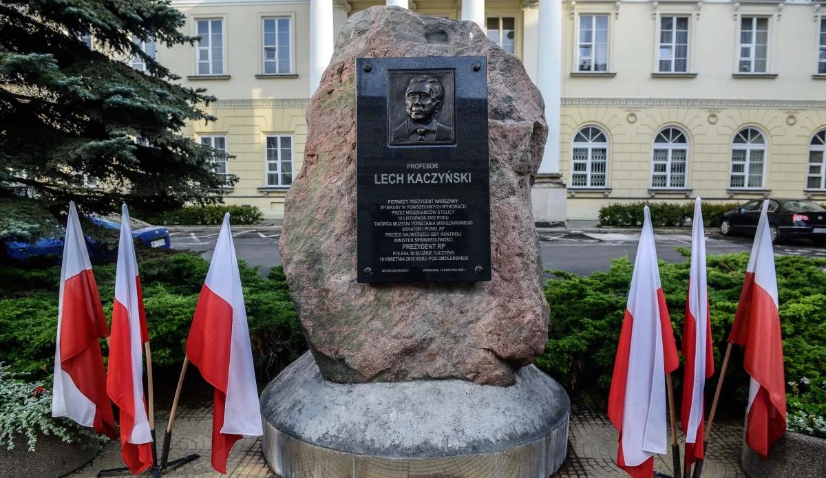 Głaz z tablicą ku pamięci Lecha Kaczyńskiego zostanie usunięty? "Wkrótce decyzja"