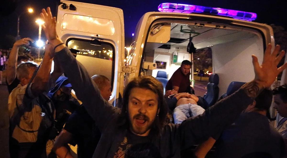 Mińsk: demonstranci wyparci ze Starego Miasta, ale starcia trwają. Dziesiątki zatrzymanych