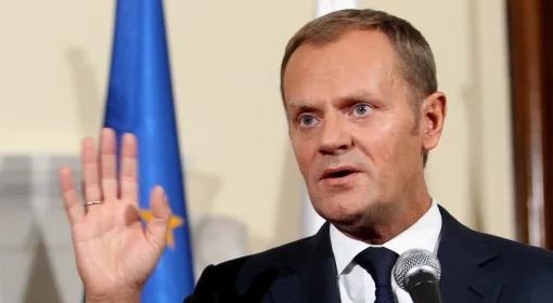 "Tusk otoczony dworem klakierów"
