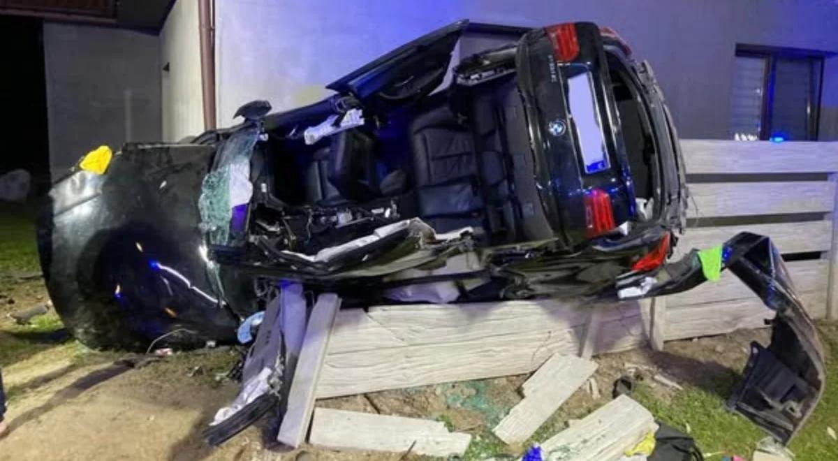5 osób rannych w wypadku pod Pajęcznem. Auto uderzyło w betonowe ogrodzenie
