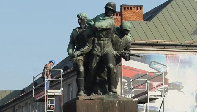 Przygotowania do demontażu "Czterech śpiących"