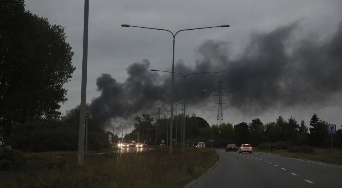 Pożar hali w Konstancinie opanowany. Z ogniem walczyło ponad 100 strażaków