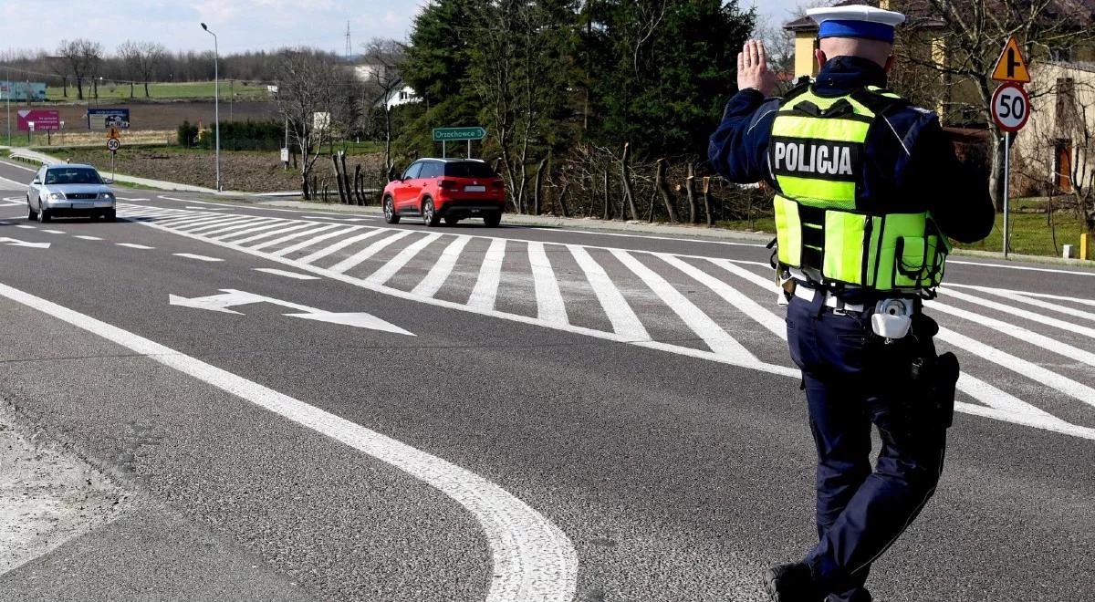 Ruch na drogach w święta. Policja apeluje o szczególną ostrożność i zapowiada wzmożone kontrole