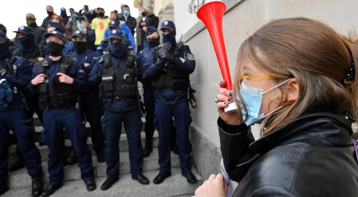 Ks. Berdychowski: protestujący przed Bazyliką Św. Krzyża zachowywali się agresywnie