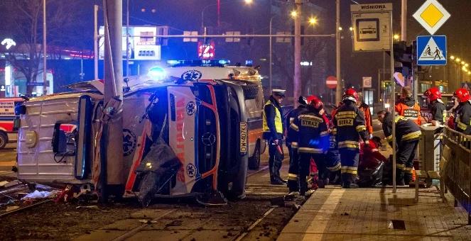 Wypadek karetki we Wrocławiu. Jedna osoba nie żyje, ranny noworodek