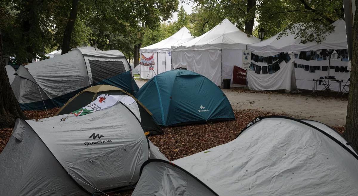 "Musimy rozmawiać w szerszej formule i do tego będziemy zachęcali". Szef MZ o protestach w białym miasteczku