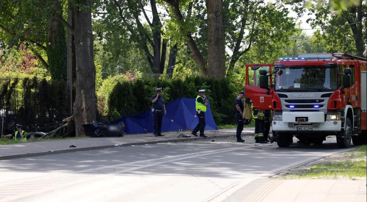 Tragedia w Warszawie. Samochód uderzył w drzewo i spłonął. Nie żyją trzy osoby