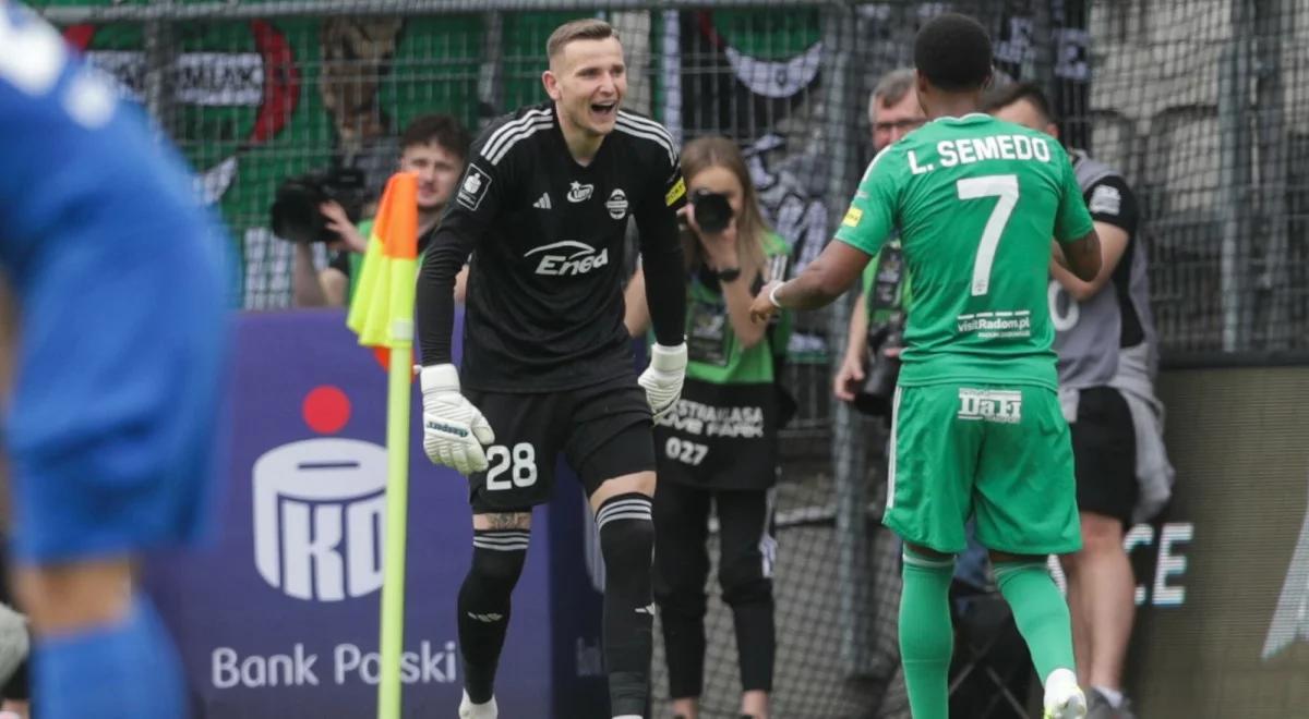 Ekstraklasa. Gol bramkarza w meczu Puszcza - Radomiak ma dodatkowy skutek. Kibic musi przejść 100 km 