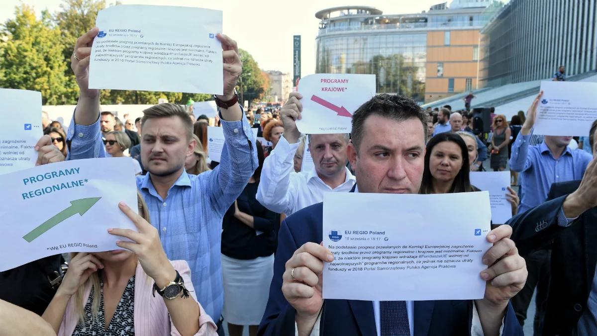 Lublin: urzędnicy na antyrządowej pikiecie w czasie pracy? Marszałek odpowie na pytania posłów PiS
