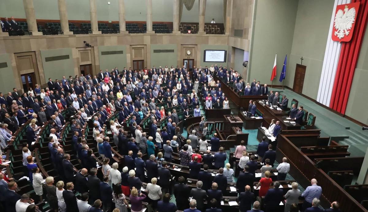 Wybory parlamentarne. Sondaż: wyraźna przewaga PiS nad PO, ponad 40 proc. poparcia