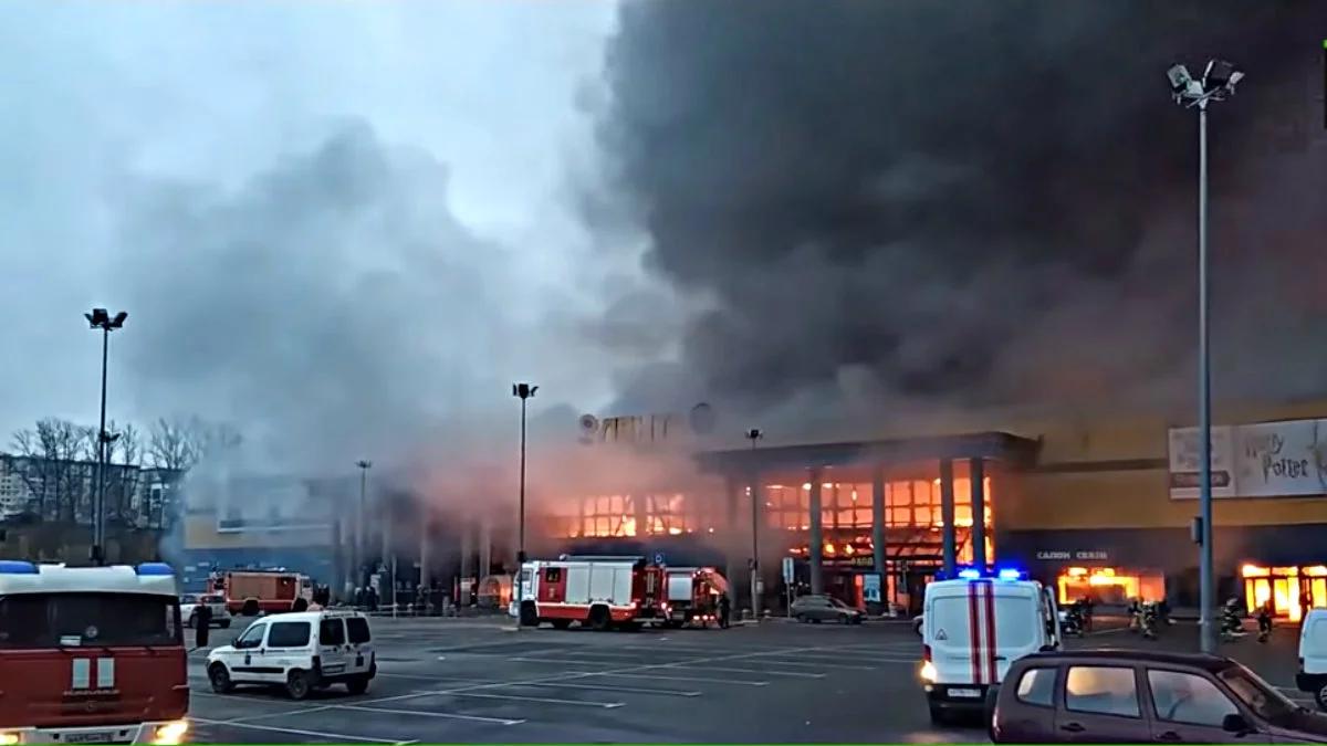 Petersburg: potężny pożar supermarketu. Zawalił się dach budynku