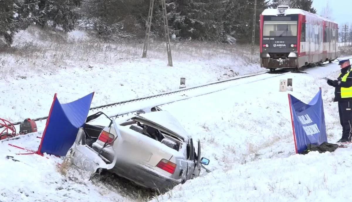 Zderzenie pociągu z samochodem osobowym. Są ofiary śmiertelne