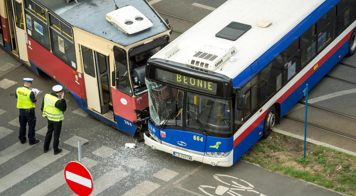 Bydgoszcz: autobus zderzył się z tramwajem. Są ranni