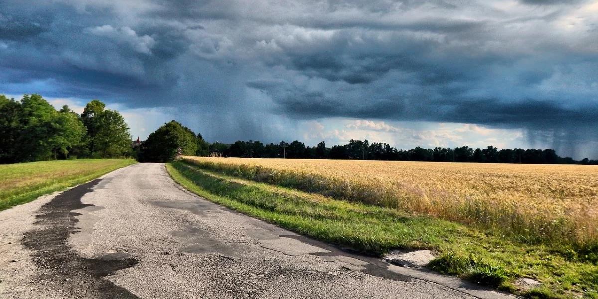 IMGW ostrzega przed niebezpieczną pogodą. Możliwe burze i gradobicia. Będzie upalnie