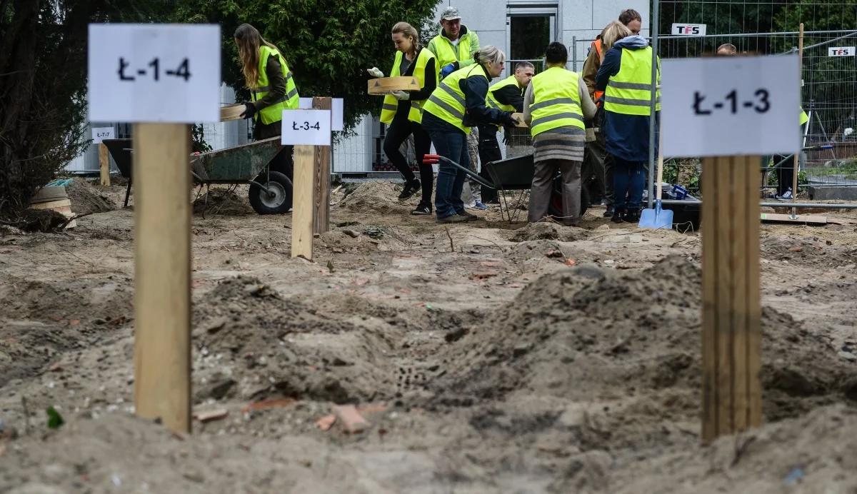 Prace na "Łączce". Odnaleziono pierwsze fragmenty szczątków ludzkich