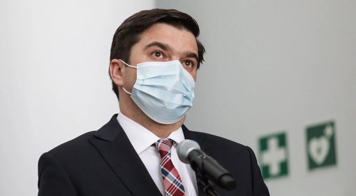 Rzecznik MZ o potencjalnych obostrzeniach: można zacząć od zaostrzania limitów w miejscach publicznych