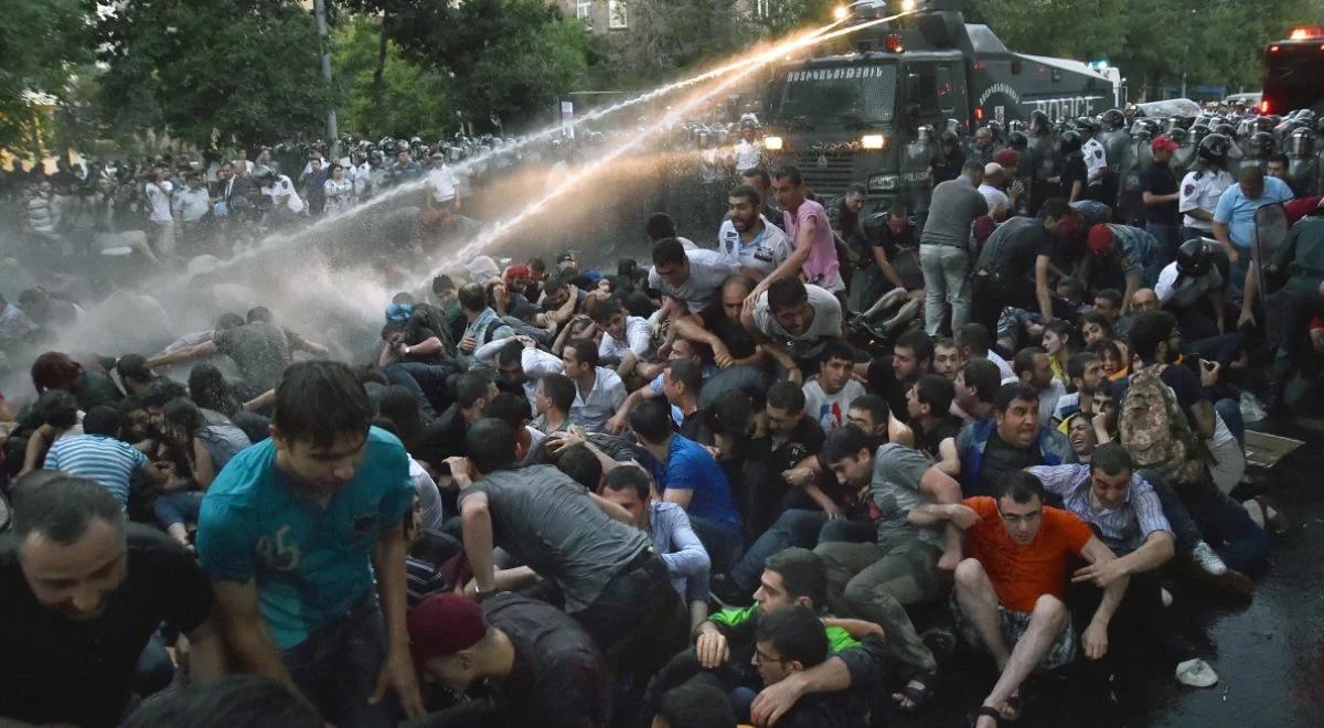 Armenia: rozpędzono tysiące demonstrantów