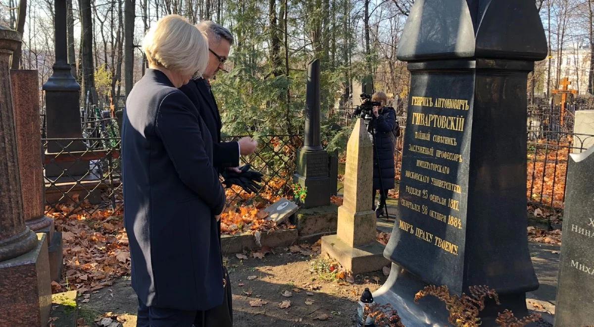 W Moskwie na grobach Polaków leżą kwiaty i płoną znicze. Upamiętniono miejsca pamięci w Rosji