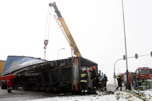 Tragiczny wypadek w Ładzicach: jedna osoba nie żyje. Droga zablokowana