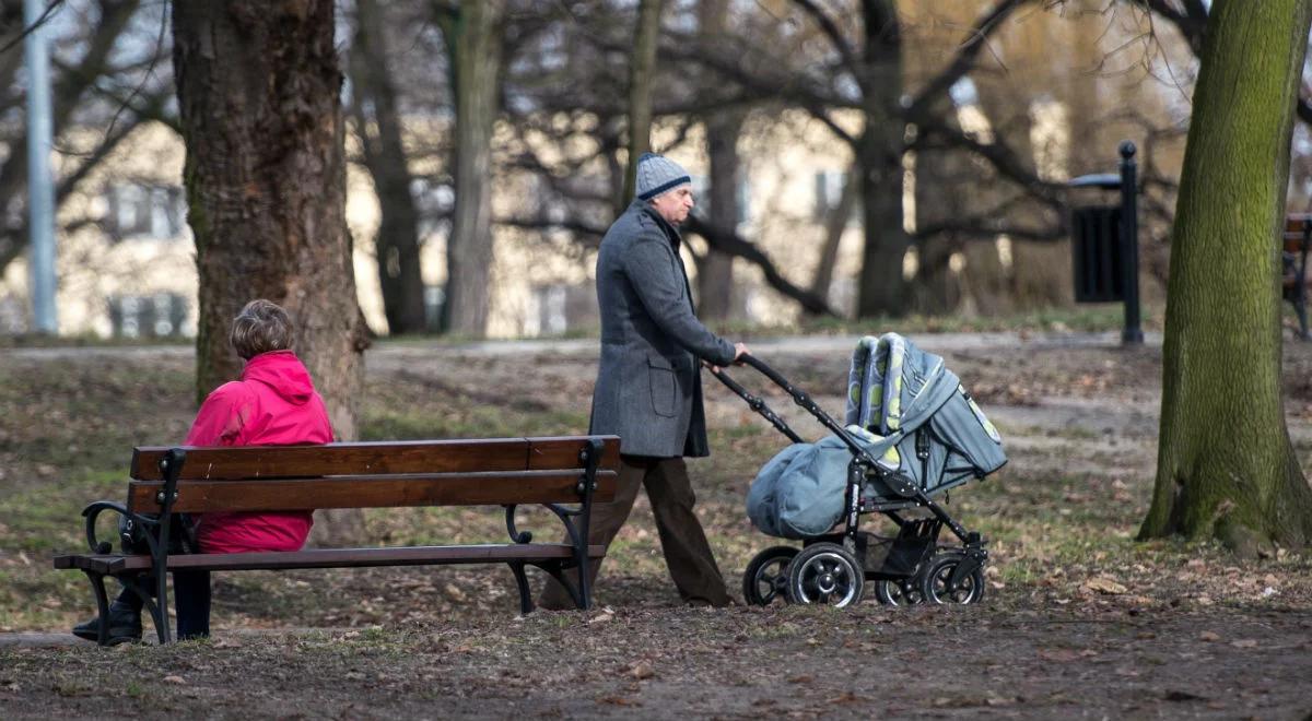Mama 4+: emerytura matczyna również dla ojca. Zobacz, kto, ile i na jakich zasadach ją otrzyma