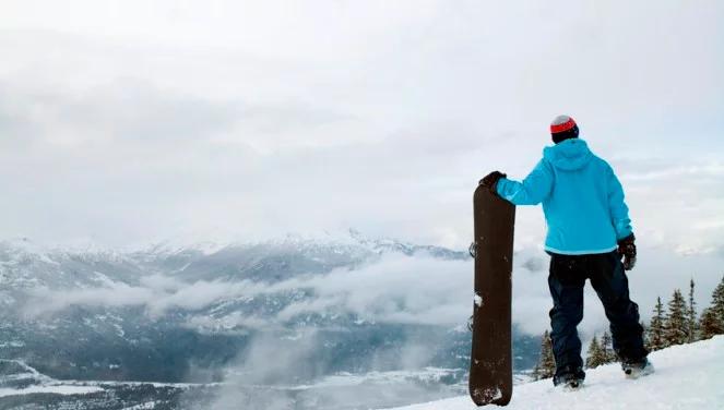 Beskidy: snowboardzista utknął w zaspie