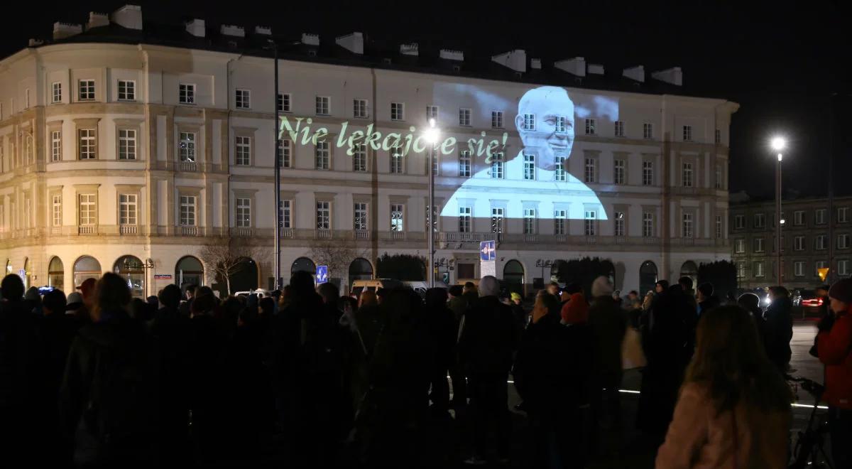 Warszawa: na pl. Piłsudskiego czuwanie modlitewne w rocznicę śmierci Jana Pawła II