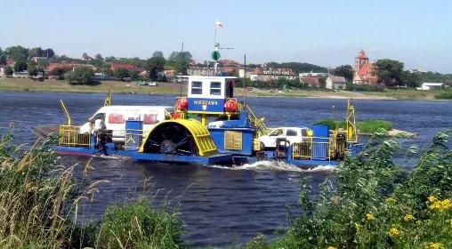 Samochód spadł z promu do Wisły. Akcja strażaków w Baranowie Sandomierskim