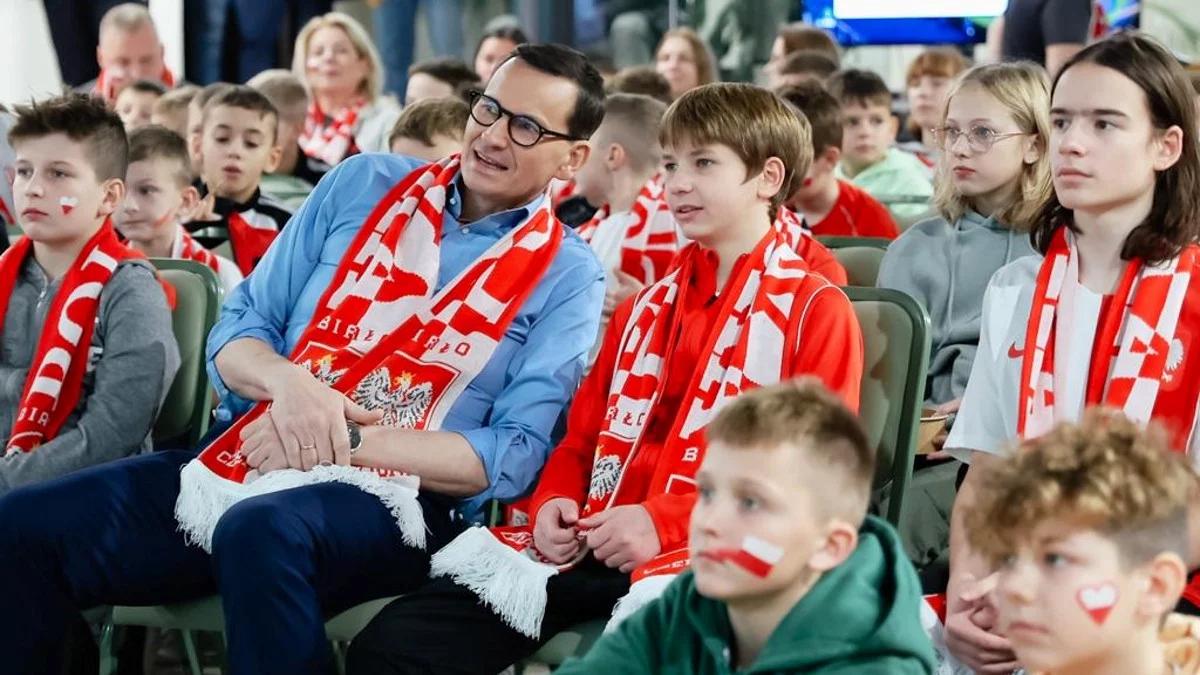 "Dziękujemy za emocje i walkę". Premier po meczu piłkarzy z Meksykiem