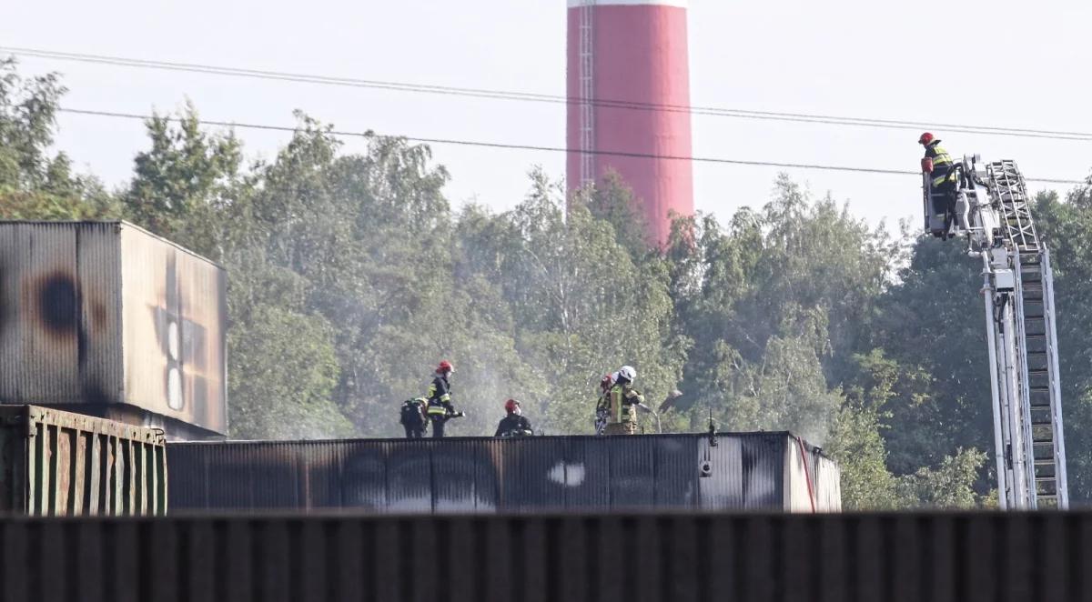 Strażacy dogaszają pożar hali w Radzionkowie