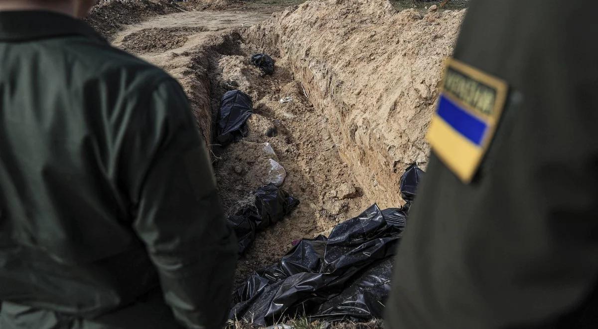 Dramatyczne doniesienia z obwodu chersońskiego. Znaleziono setki ciał zabitych cywilów