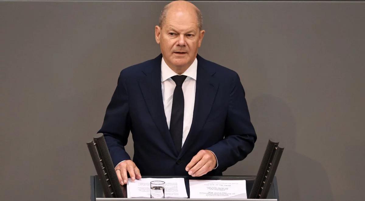 Scholz w Bundestagu broni paktu migracyjnego i zdradza powód. "To historyczne porozumienie, które odciąży Niemcy"