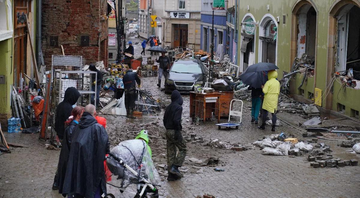 Apokaliptyczny obraz ziemi kłodzkiej. "Okna na drzewach, auta na dachach"