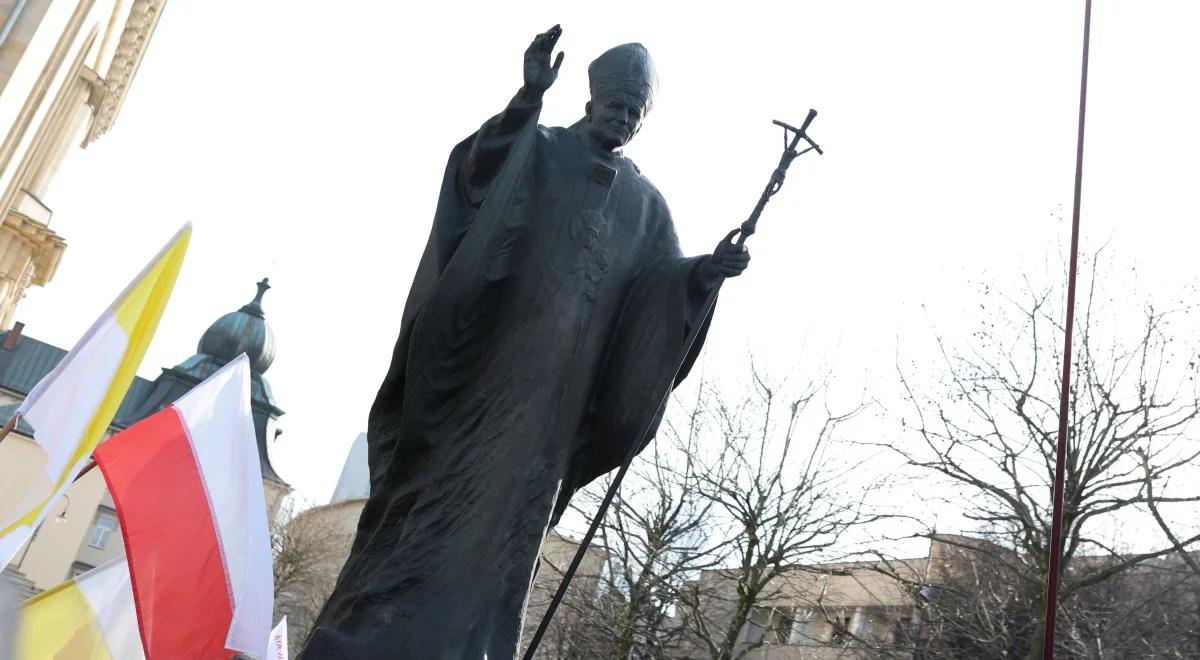 "Ataki na Jana Pawła II bazują na kłamstwie". Manifestacja w obronie papieża Polaka w Katowicach