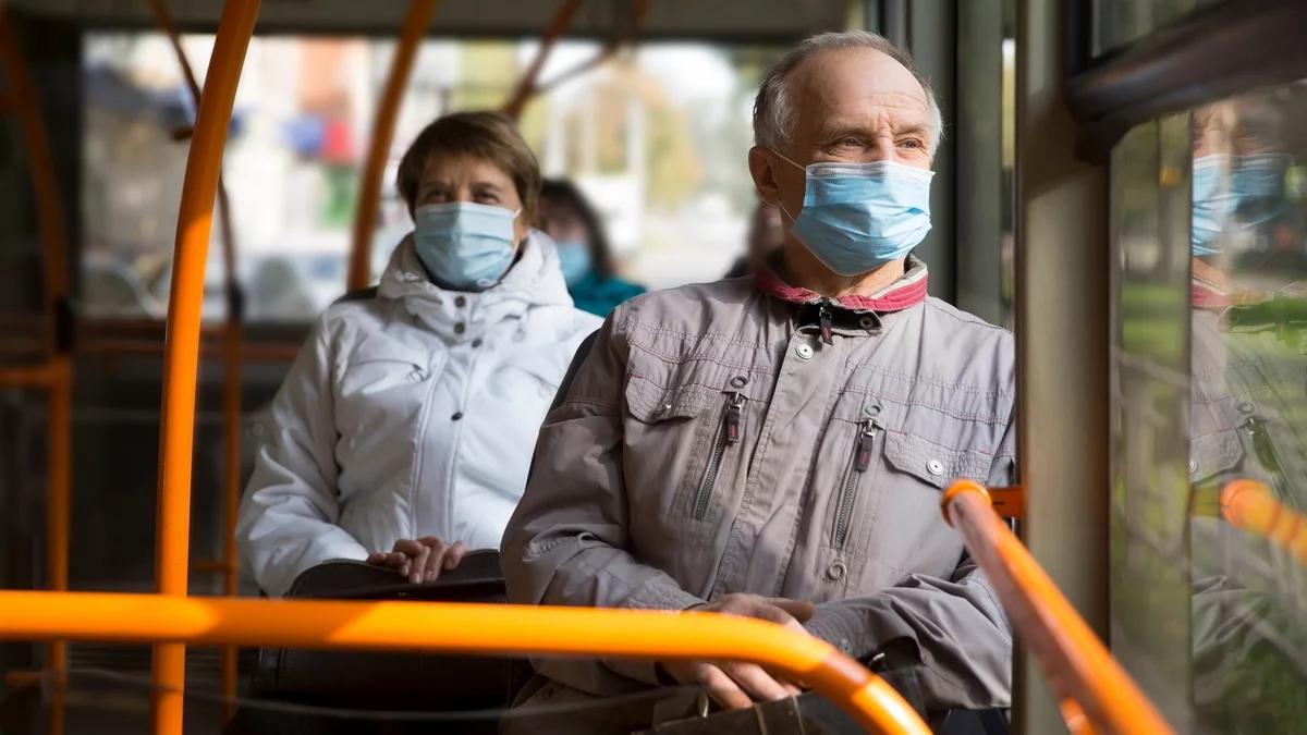 Zwiększone kontrole w autobusach, tramwajach, pociągach. Służby sprawdzą, czy nosimy maseczki