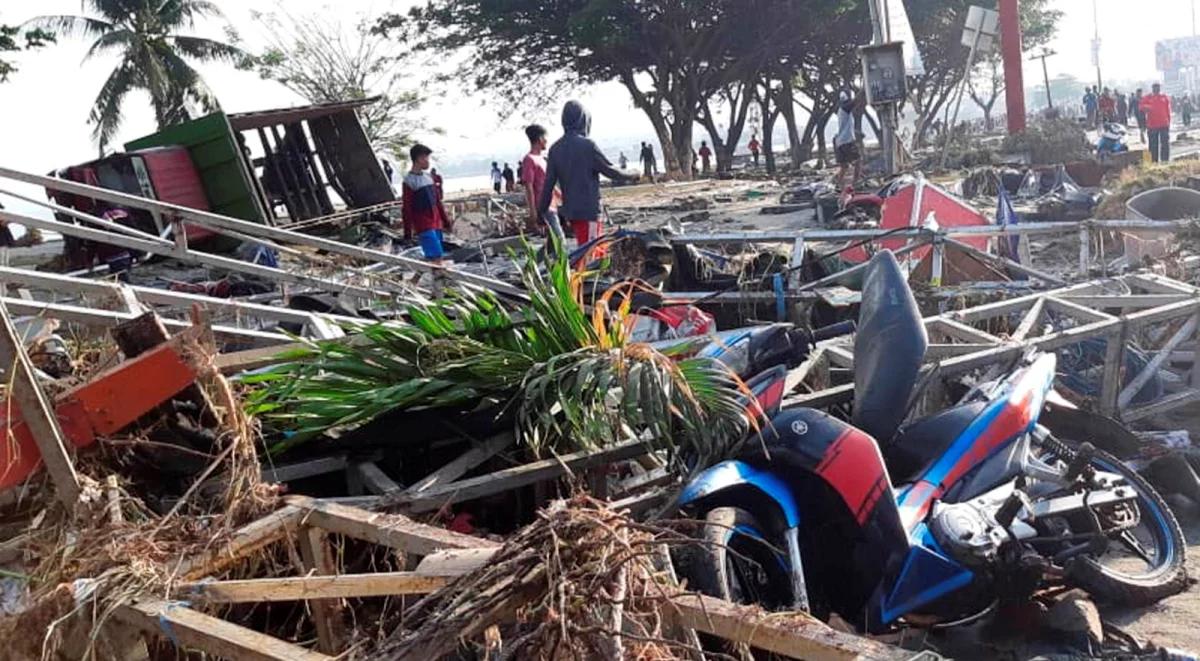 Trzęsienie ziemi i tsunami w Indonezji. Co najmniej 832 ofiary śmiertelne [WIDEO]