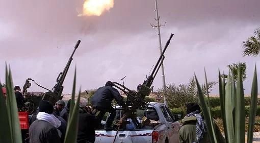 Libia: czołgi ostrzeliwują Zawiję. Rebelianci walczą. "Sytuacja jest bardzo zła"